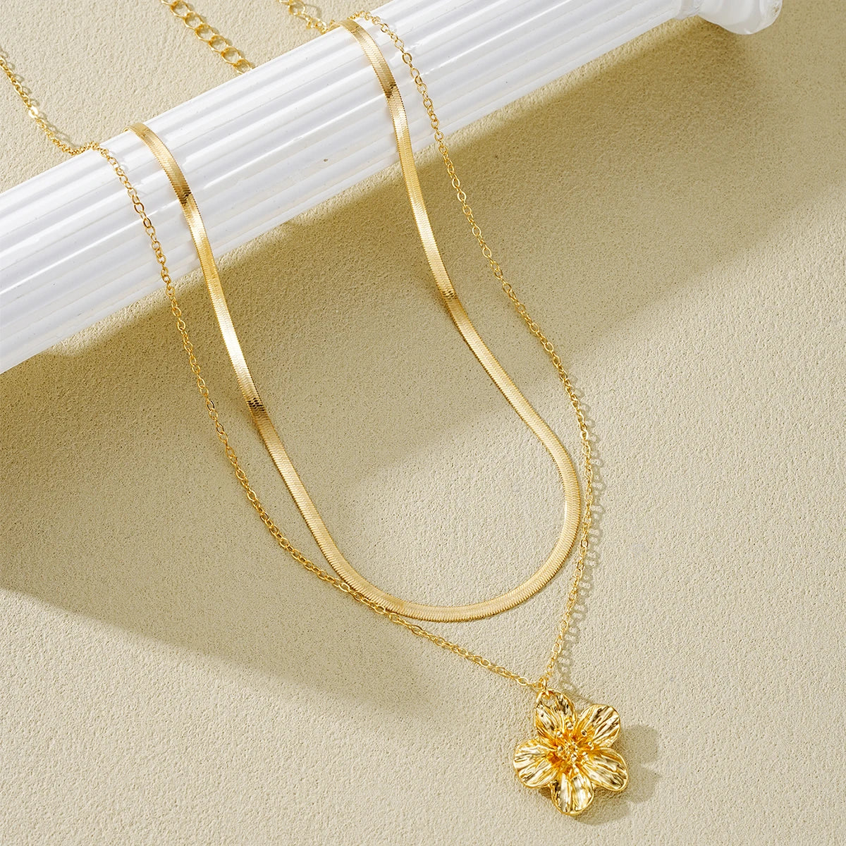 2pcs Retro Gold Color Flower Pendant Necklaces for Women Simple Elegant Snake Chain Necklace Set Fashion Aesthetic Charm Jewelry
