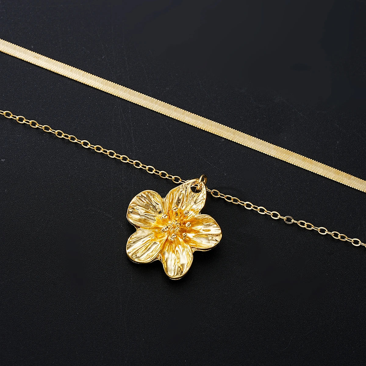 2pcs Retro Gold Color Flower Pendant Necklaces for Women Simple Elegant Snake Chain Necklace Set Fashion Aesthetic Charm Jewelry