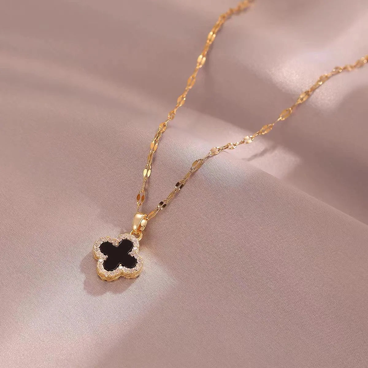A sweater chain for women's autumn and winter fashion, a delicate and elegant style necklace, light luxury