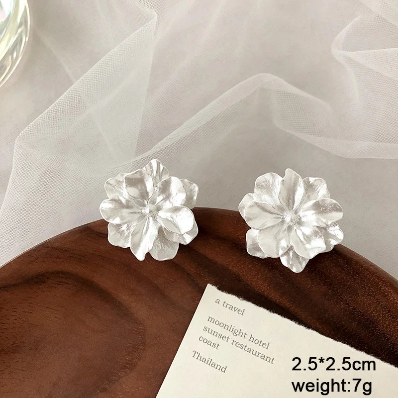 Pure White Women's Dangle Earrings Blooming Flower Acrylic Enamel Butterfly Imitation Pearl Heart Hanging Earrings Elegant brinc