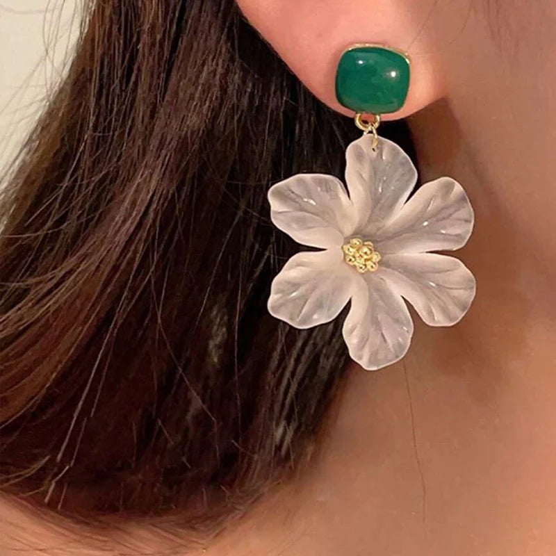 Obega White Flower Charm Square Metal Green Epoxy Drop Earrings For Women Bohemia Romantic Camellia Flower Dangle Earring Luxury
