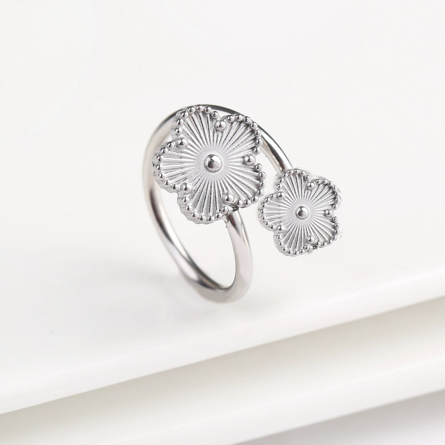 Classic Luxury Clover Metal Laser Stainless Steel Five Leaf Flower Open Ring Simple for Woman Girl New Fashion Party Jewelry