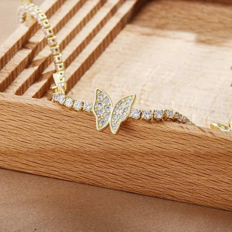 Retro necklaces, fashionable clothing necklaces, butterfly necklaces, and simple collarbone necklaces